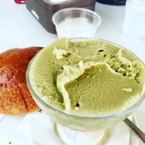 Una granita Mandorla e Pistacchio con brioche