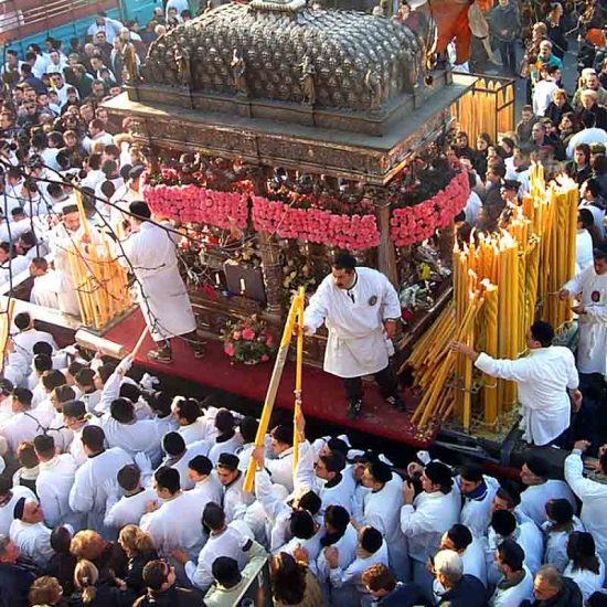 La consegna dei ceri da parte dei devoti di Sant'Agata a Catania