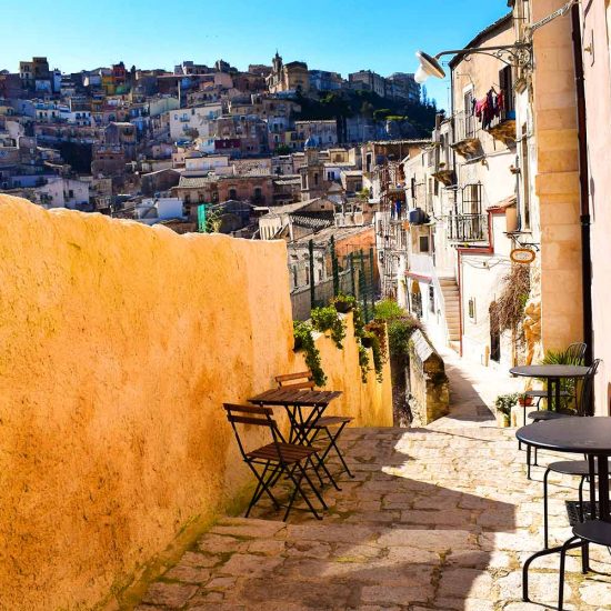 Ragusa, passeggiando tra le sue viette