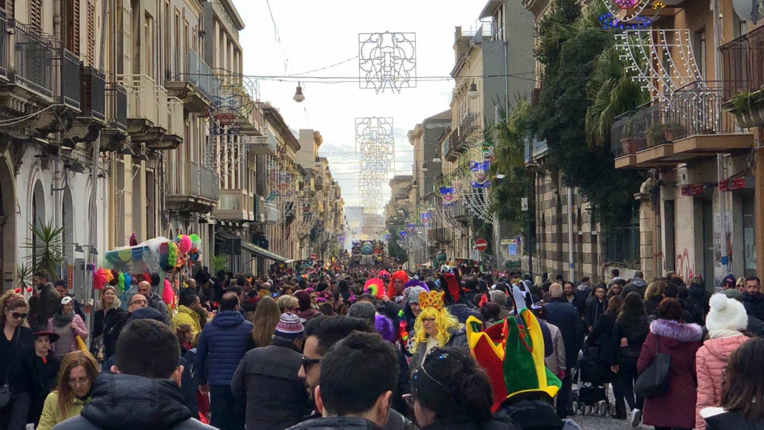 Carro infiorato con decorazioni di fiori freschi, dettaglio ravvicinato