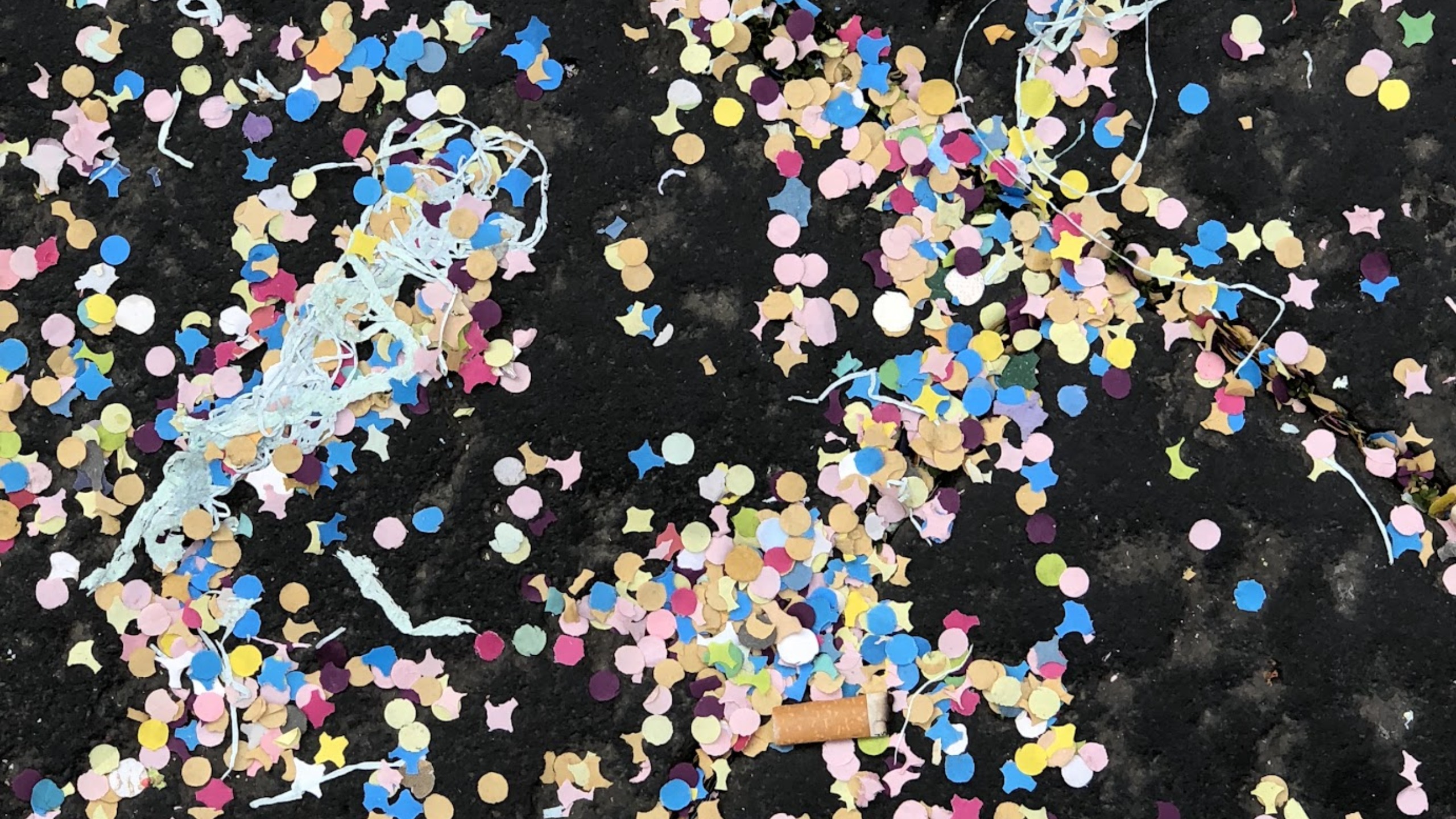 Gruppo mascherato a piedi con costumi tradizionali colorati