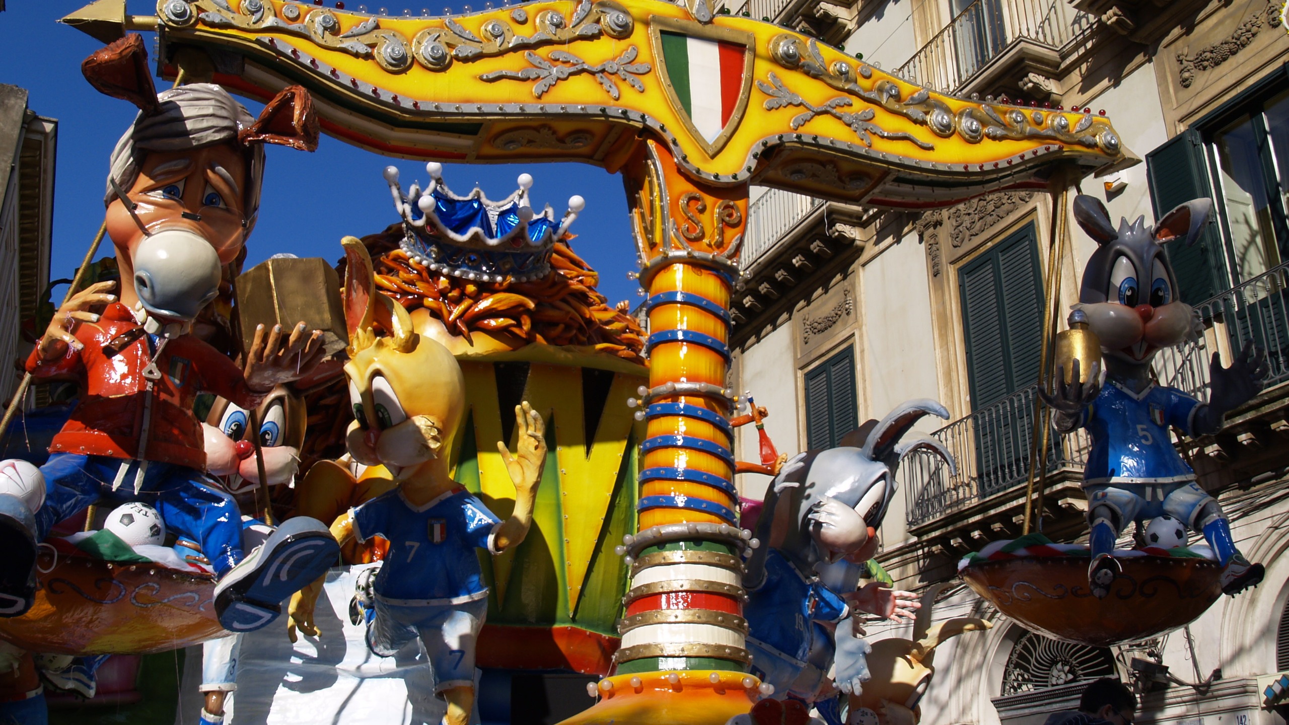 Folla di spettatori lungo il percorso della sfilata, atmosfera di festa