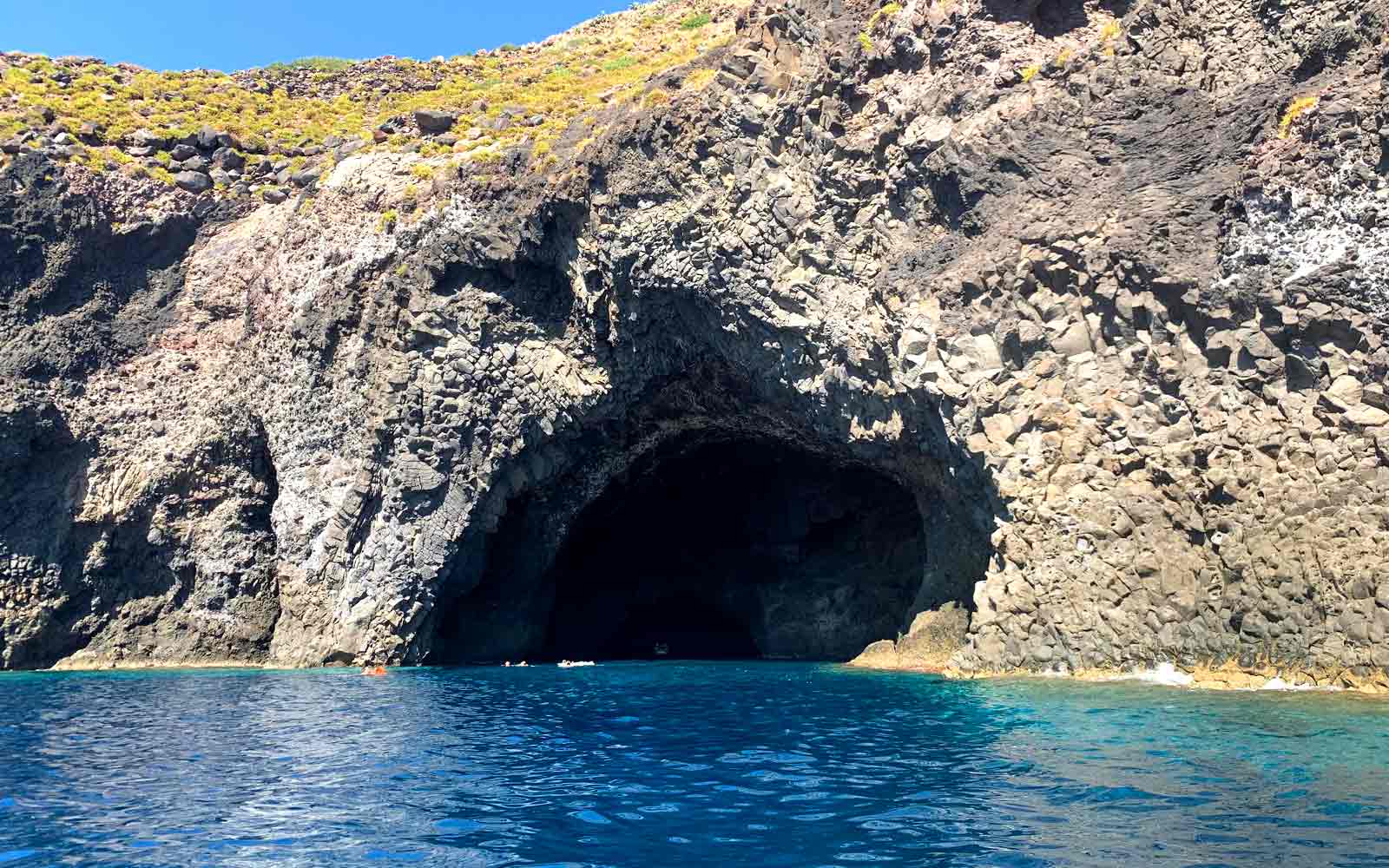 filicudi-grotta-bue-marino-viaggio-in-sicilia Filicudi, Grotta del Bue Marino