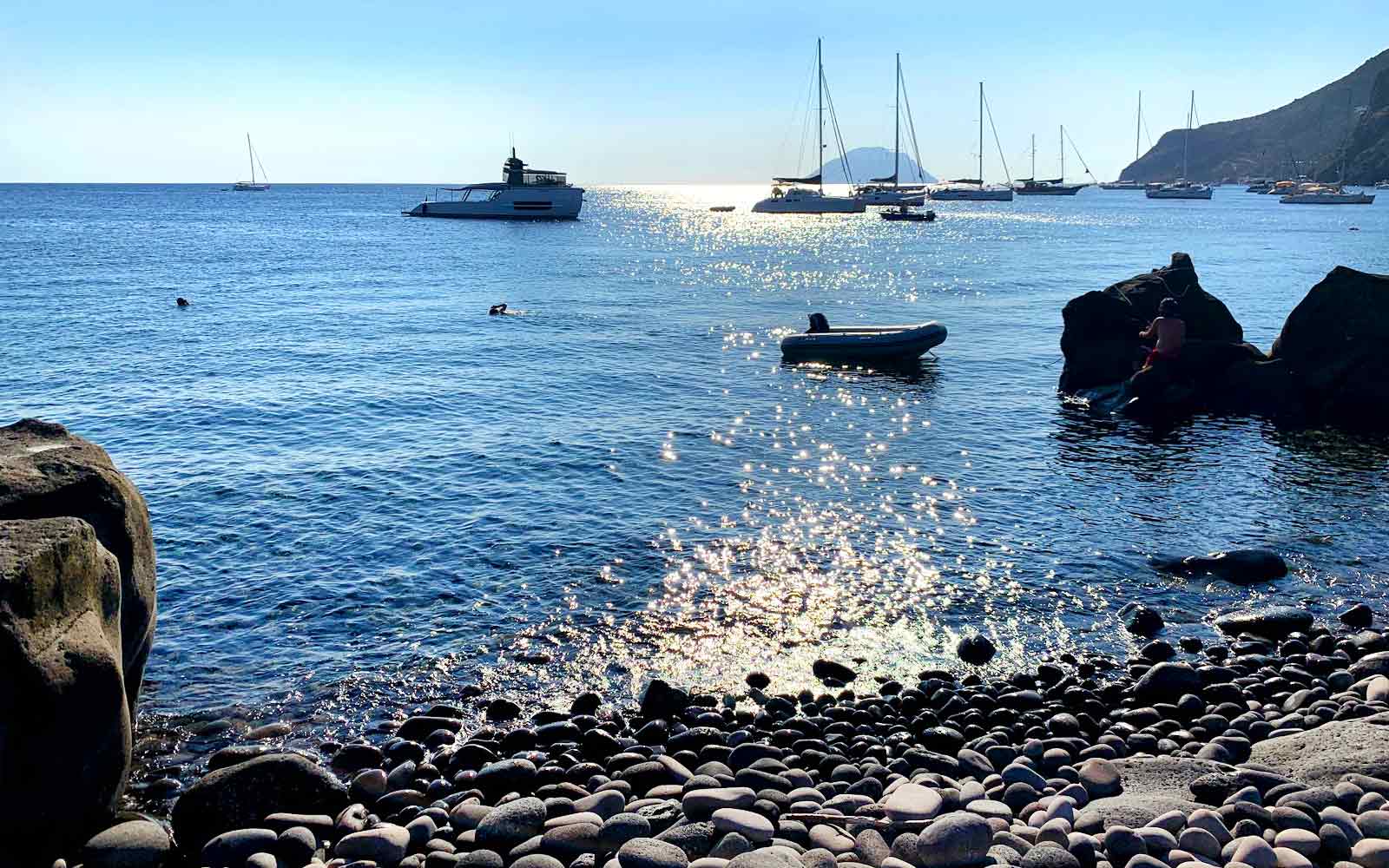 filicudi-spiaggia-le-punte-viaggio-in-sicilia Filicudi, spiaggia Le Punte
