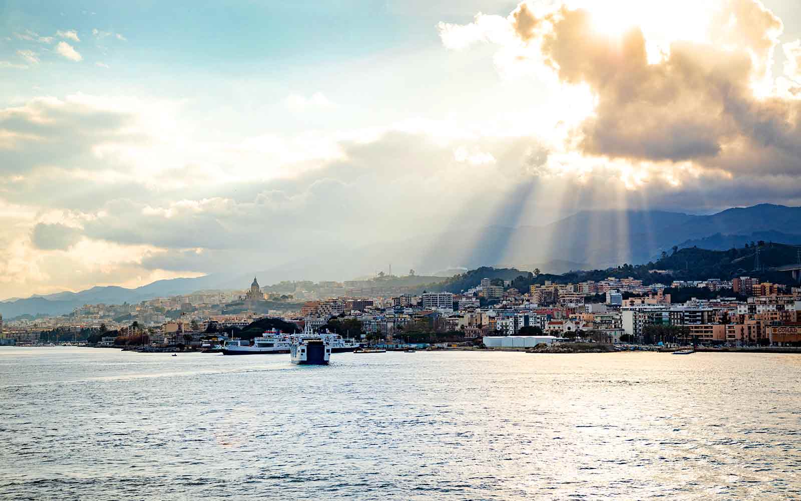 Vista su Messina dallo stretto