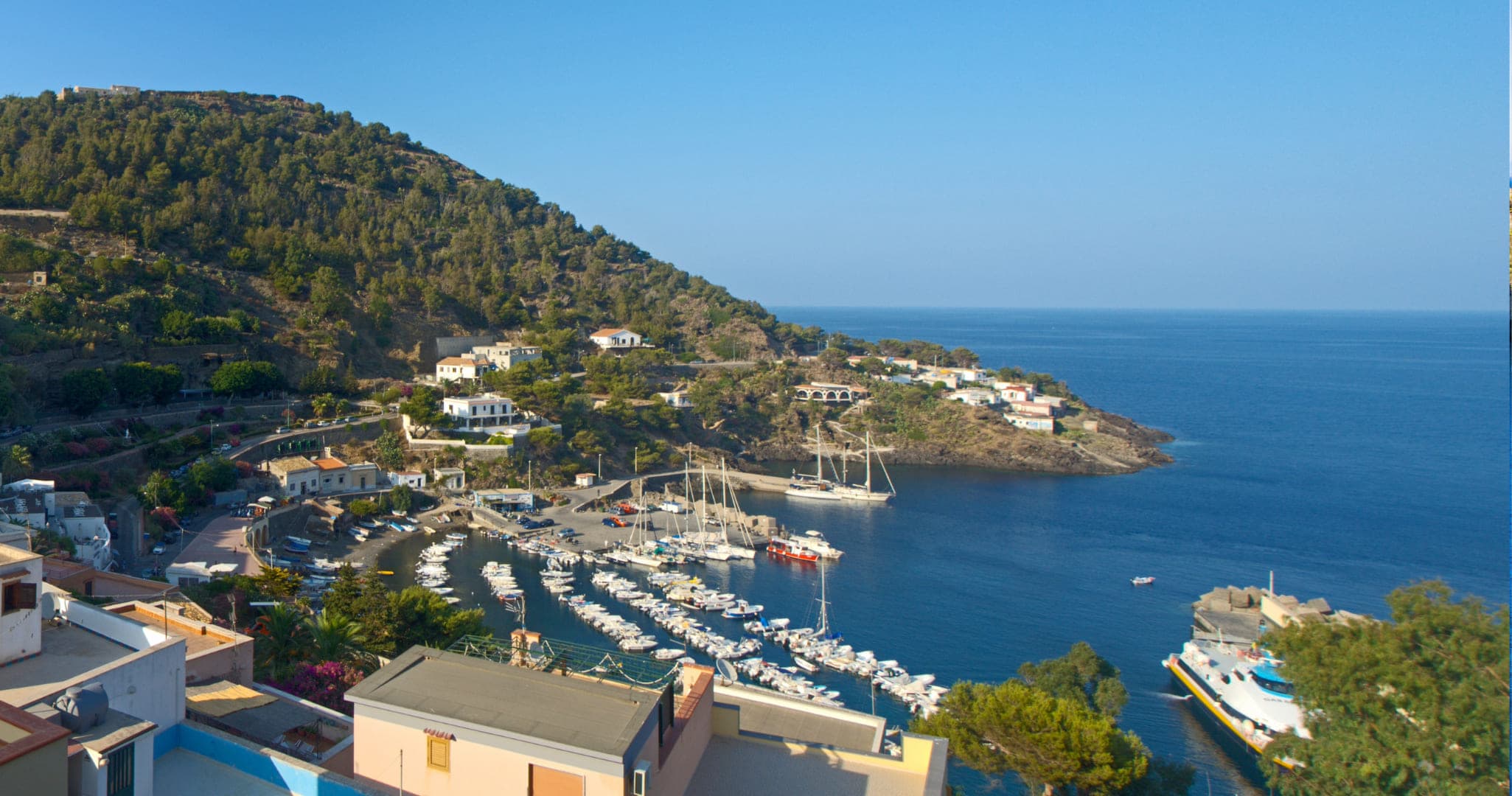 Vista sul porto di Ustica