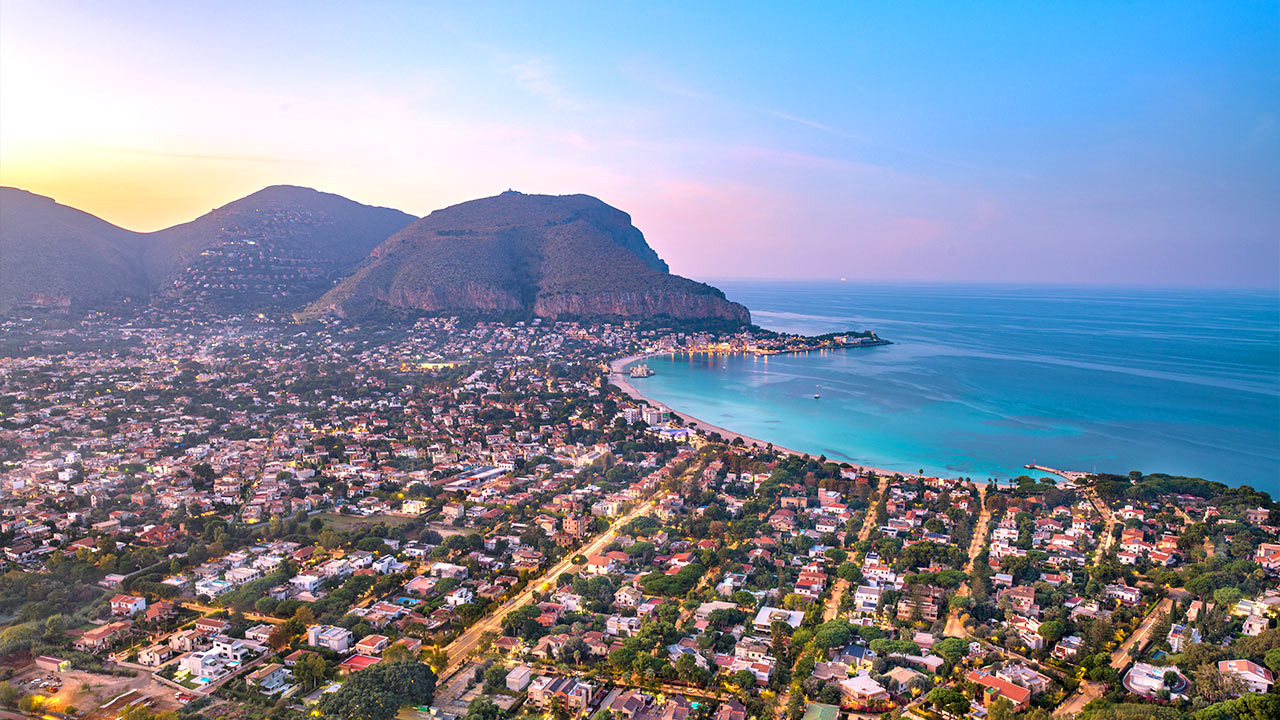 Vista sulla baia di Mondello a Palermo